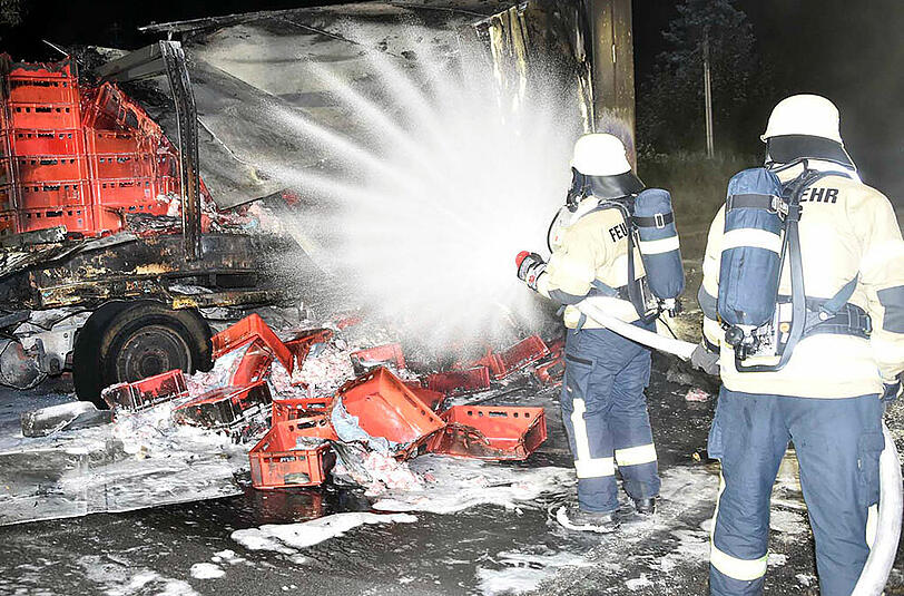 Auf der Staatsstraße bei Aying ist am Donnerstagmorgen ein Fleischtransporter völlig ausgebrannt. Die Bilder.