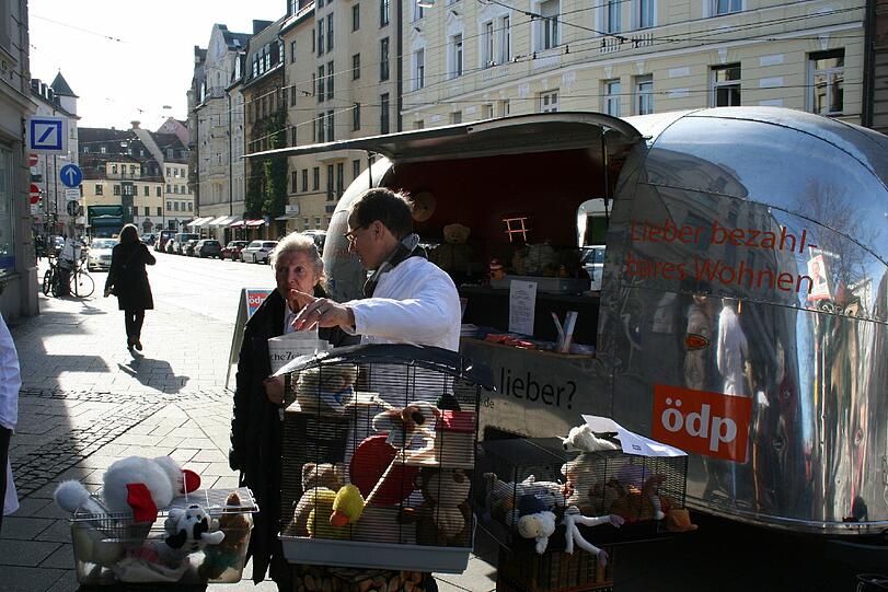 Gegen Tierversuche - speziell in München und ganz konkret am Rechts der Isar haben ÖDP-Mitglieder am Dienstag am Max-Weber-Platz protestiert.