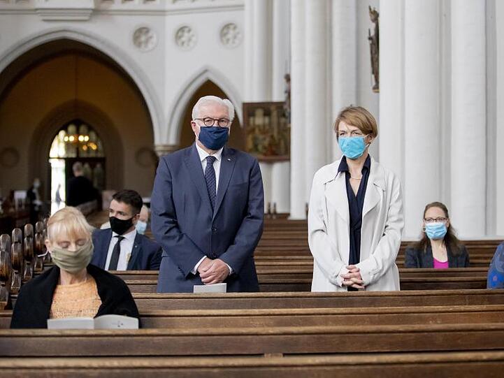 Bundespräsident Frank-Walter Steinmeier und seine Frau Elke Büdenbender stehen mit Mund-Nasen-Schutz in der evangelischen St. Marienkirche in Berlin-Mitte.