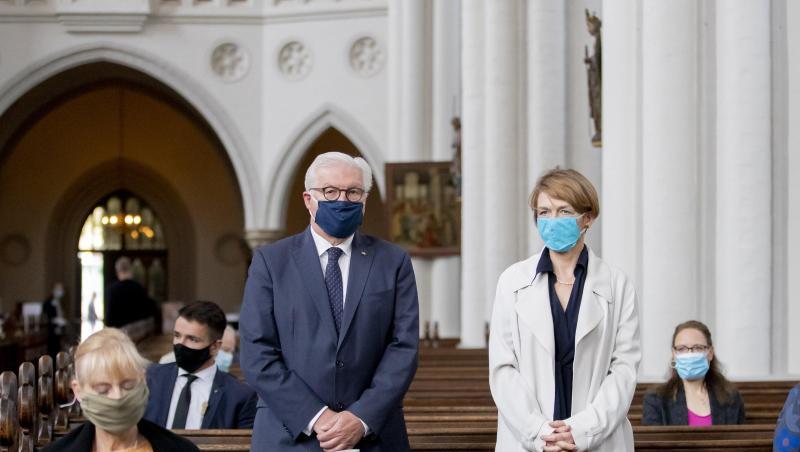 Bundespräsident Frank-Walter Steinmeier und seine Frau Elke Büdenbender stehen mit Mund-Nasen-Schutz in der evangelischen St. Marienkirche in Berlin-Mitte. Bundespräsident Frank-Walter Steinmeier und seine Frau Elke Büdenbender stehen mit Mund-Nasen-Schutz in der evangelischen St. Marienkirche in Berlin-Mitte.