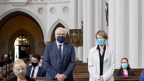 Bundespräsident Frank-Walter Steinmeier und seine Frau Elke Büdenbender stehen mit Mund-Nasen-Schutz in der evangelischen St. Marienkirche in Berlin-Mitte.