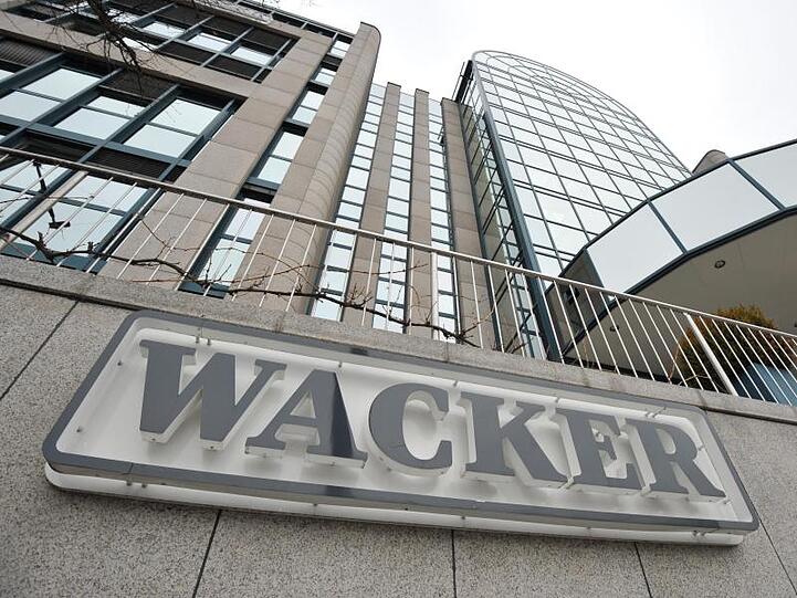 Eine hohe Abschreibung im Solargeschäft hat Wacker Chemie tief in die roten Zahlen gedrückt.