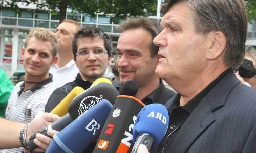Hans Meyer stellt sich den Fragen der Journalisten - aber nicht, wenn es um seine Stasi-Vergangenheit geht.