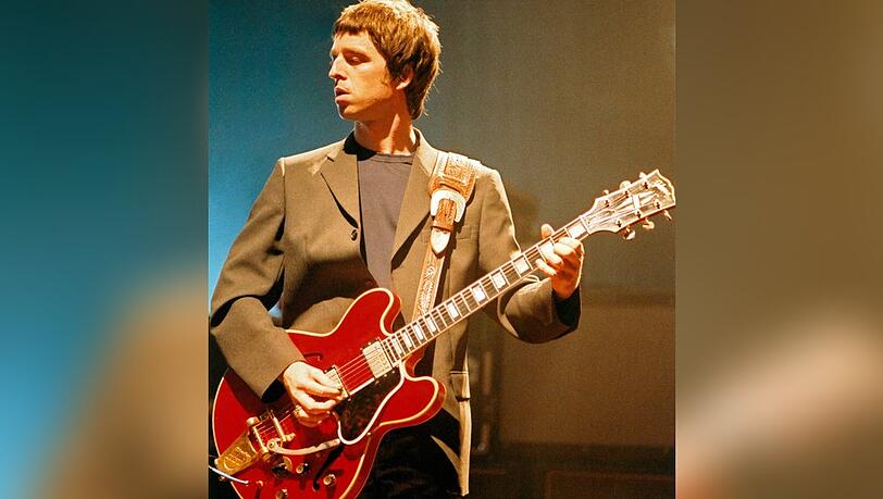 Noel Gallagher mit der geschichtsträchtigen Gitarre bei einem Auftritt in London im Jahr 2001. Sein Bruder Liam zerstörte sie 2009 in der Trennungsnacht.
