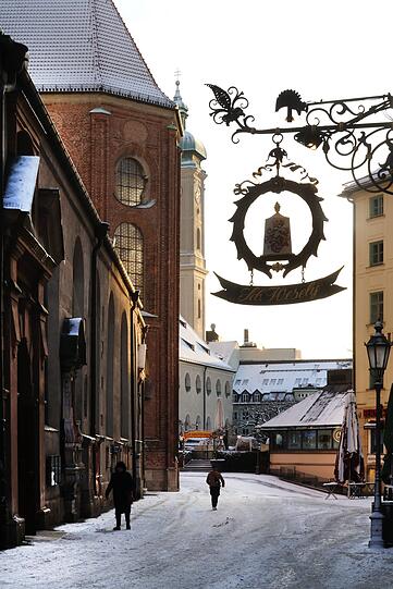 Winterstimmung am Alten Peter Richtung Viktualienmarkt.