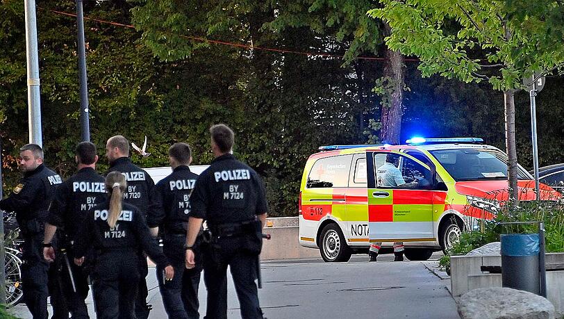 Der Einsatz in der Boschetsrieder Straße ist in vollem Gange. Der Einsatz in der Boschetsrieder Straße ist in vollem Gange.