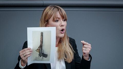 Dass die stellvertretende Vorsitzende der Linksfraktion, Clara B&uuml;nger, w&auml;hrend ihrer Rede zur Reform der Nachrichtendienste das Bild einer Waffe der NSU-Terroristen hochh&auml;lt, st&ouml;&szlig;t auf Kritik bei Bundestagspr&auml;sidentin Julia Kl&ouml;ckner (CDU).