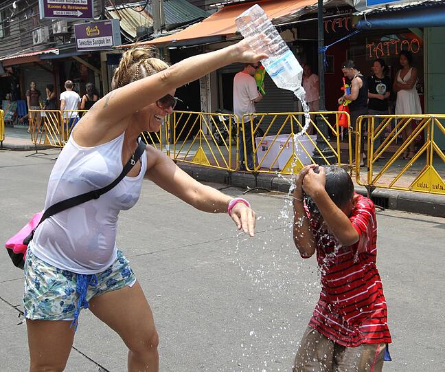 Die Bilder vom großen Songkran-Fest in Bangkok, deer größten Wasserparty der Welt.