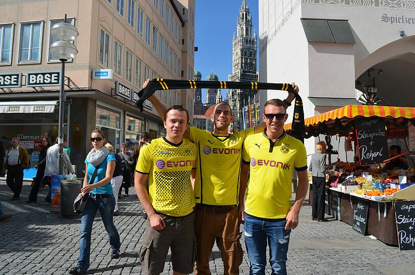 Michi, Michi und Lars aus Marl:
"Wir besuchen einen Freund hier in München, schauen uns die Stadt an und das Spiel an. 1860 ist im Moment gar nicht schlecht, haben mit dem Funkel ja einen neuen Trainer, der was kann. Aber das wird nicht reichen gegen uns."