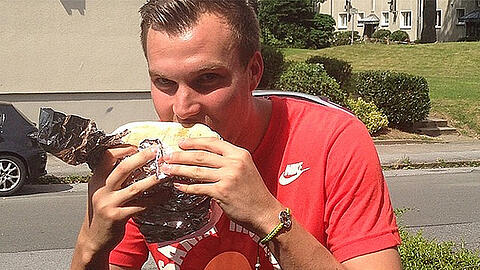Wenn er die Wette gewinnt, darf er bald wieder herzhaft zubeißen: Kevin Großkreutz mit Döner.