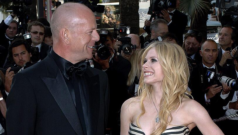 Avril Lavigne mit Bruce Willis bei den Filmfestspielen in Cannes (2006) Avril Lavigne mit Bruce Willis bei den Filmfestspielen in Cannes (2006)