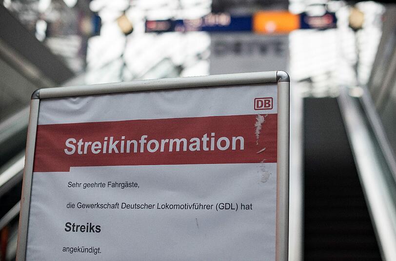 Auch wenn der Bahnverkehr wieder normal läuft - Einschränkungen werden bis Mitte der Woche weiterhin zu spüren sein.
