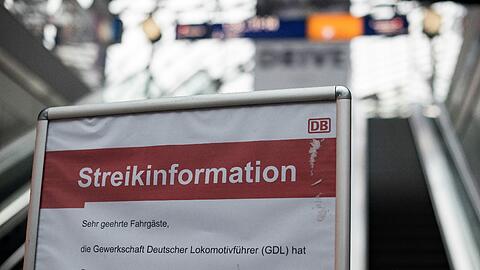 Auch wenn der Bahnverkehr wieder normal läuft - Einschränkungen werden bis Mitte der Woche weiterhin zu spüren sein.