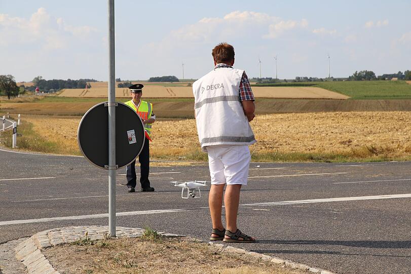 Bei Rothenburg ob der Tauber ist es am Sonntag zu einem schrecklichen Unfall gekommen. Zwei Menschen starben noch an der Unfallstelle, eine junge Frau erlag ihren Verletzungen in der darauffolgenden Nacht.