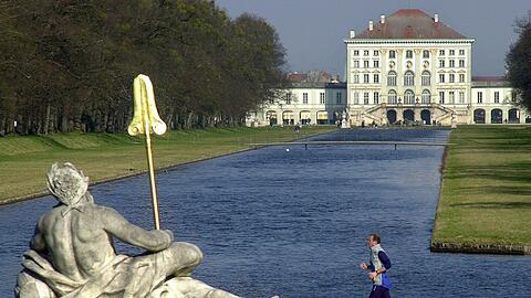 Der Nymphenburger Schlosspark lockt bei gutem Wetter viele Jogger an. (Archivbild)