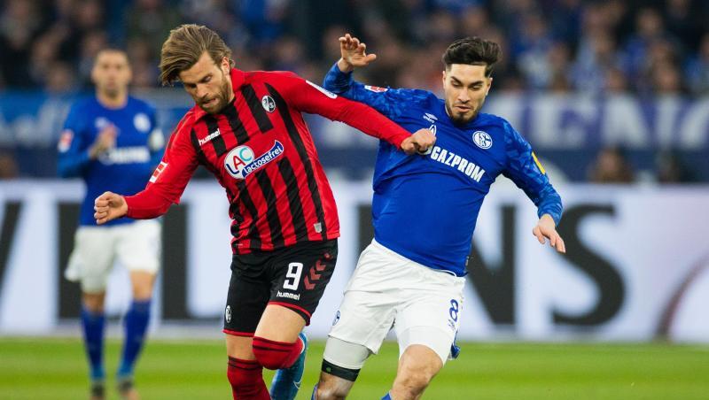 Schalkes Suat Serdar (r) und Freiburgs Lucas Höler wollen an den Ball kommen. Schalkes Suat Serdar (r) und Freiburgs Lucas Höler wollen an den Ball kommen.