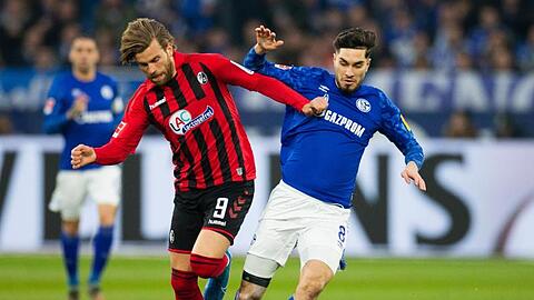 Schalkes Suat Serdar (r) und Freiburgs Lucas Höler wollen an den Ball kommen.
