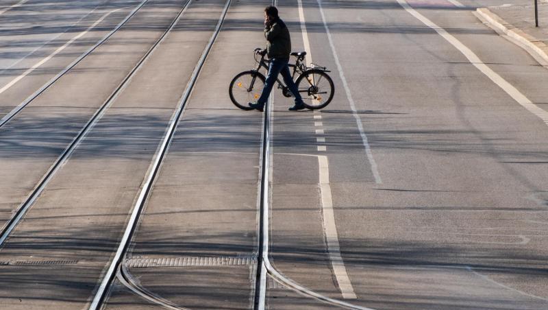 Ein Mann überquert mit einem Fahrrad eine leere Straße in München. Foto: Peter Kneffel/dpa/Archivbild Ein Mann überquert mit einem Fahrrad eine leere Straße in München. Foto: Peter Kneffel/dpa/Archivbild