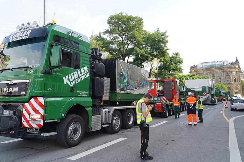 Das verlangt Augenmaß und gute Planung: Der Schwertransporter in der Nähe des Karlsplatzes.