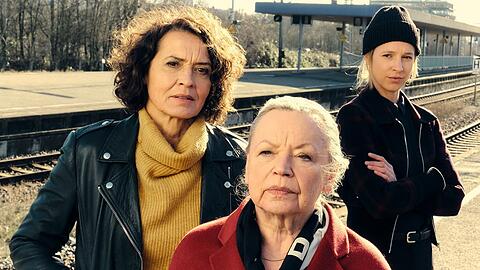 Lena Odenthal (Ulrike Folkerts, l.), Johanna Stern (Lisa Bitter, r.) mit Nikola Odenthal (Ursula Werner), die zu Besuch in Ludwigshafen und stark an den Fall der Kommissarinnen interessiert ist.