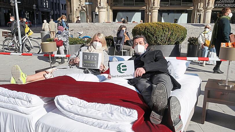 Protest vor genau zwei Jahren: Gunilla Hirschberger (Hotel Little London) und Martin Stürzer (Hotel Europäischer Hof) demonstrieren vom Bett aus - mitten auf dem Marienplatz. Protest vor genau zwei Jahren: Gunilla Hirschberger (Hotel Little London) und Martin Stürzer (Hotel Europäischer Hof) demonstrieren vom Bett aus - mitten auf dem Marienplatz.
