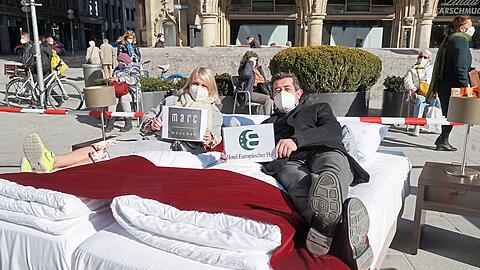 Protest vor genau zwei Jahren: Gunilla Hirschberger (Hotel Little London) und Martin Stürzer (Hotel Europäischer Hof) demonstrieren vom Bett aus - mitten auf dem Marienplatz.