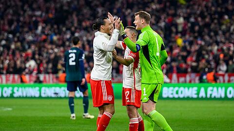 Münchens Leroy Sane (l-r), Münchens Raphael Guerreiro und Münchens Torwart Manuel Neuer jubeln nach dem Spiel.