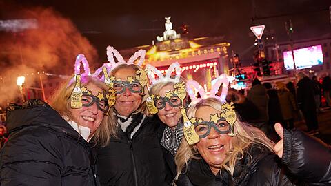 Vor dem Brandenburger Tor in Berlin steigt Deutschlands größte Silvesterparty.