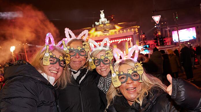 Vor dem Brandenburger Tor in Berlin steigt Deutschlands gr&ouml;&szlig;te Silvesterparty.