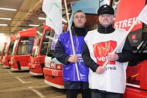 VAG-Mitarbeiter beim Warnstreik im Straßenbahn-Depot.