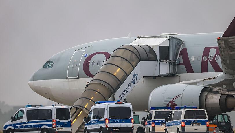 Im Juli startete von Leipzig/Halle aus der bisher zweite Abschiebeflug seit der Machtübernahme der Taliban 2021 nach Afghanistan. An Bord waren nach Behördenangaben 81 Straftäter. Im Juli startete von Leipzig/Halle aus der bisher zweite Abschiebeflug seit der Machtübernahme der Taliban 2021 nach Afghanistan. An Bord waren nach Behördenangaben 81 Straftäter.