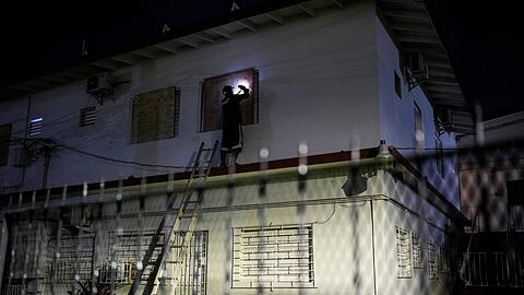 Die Menschen auf der Karibikinsel bereiten sich auf zerstörerische Winde und Überschwemmungen vor.