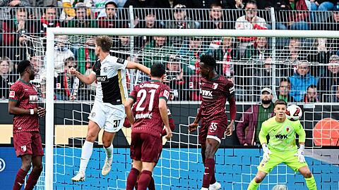 Maximilian Rohr (Nr. 31) köpft zum 3:0 gegen Augsburg ein. Maximilian Rohr (Nr. 31) köpft zum 3:0 gegen Augsburg ein.