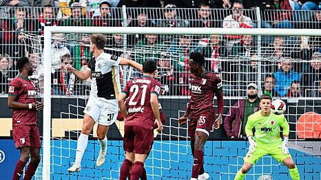 Maximilian Rohr (Nr. 31) k&ouml;pft zum 3:0 gegen Augsburg ein.