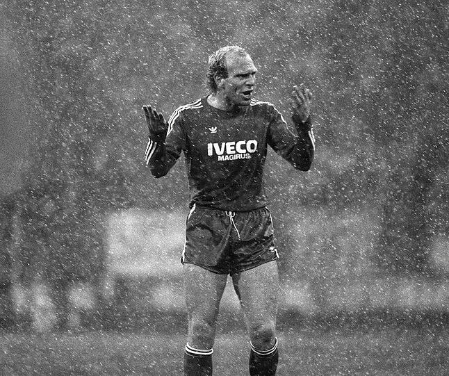 Ihn hielt nichts auf - Dieter Hoeneß im Schneesturm beim Spiel FC Bayern gegen Borussia Mönchengladbach im Jahr 1982. Das Spiel endete 1-1.