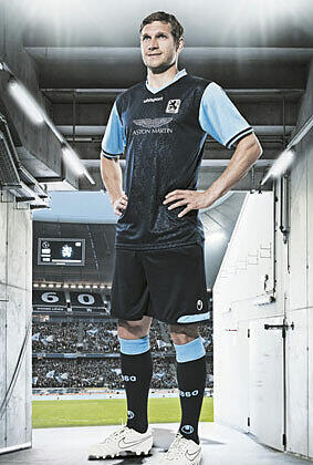 Dunkles Blau, weiß mit Neon-Gelb: Neues Design für die Löwen. Das Uhlsport-Trikot