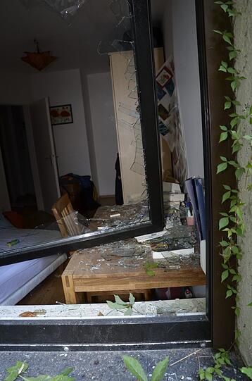 Schwabing am Tag nach der Bombensprengung: Die Spuren der Detonation sind deutlich zu erkennen, teilweise hat sie schwere Schäden verursacht. Derzeit werden die Schäden an den Gebäuden der Umgebung erfasst.