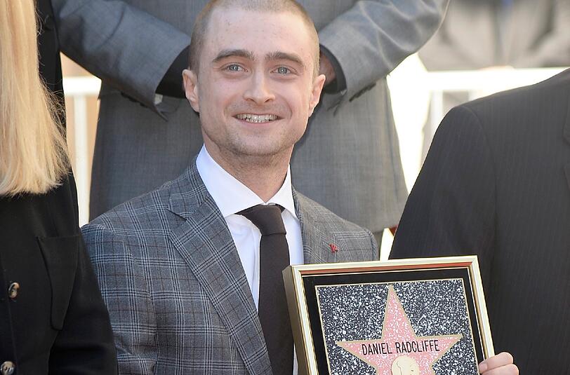 Bei der Enthüllung seines Sterns auf dem "Walk of Fame" strahlt Daniel Radcliffe bis über beide Ohren.