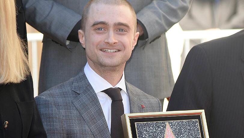Bei der Enthüllung seines Sterns auf dem "Walk of Fame" strahlt Daniel Radcliffe bis über beide Ohren. Bei der Enthüllung seines Sterns auf dem "Walk of Fame" strahlt Daniel Radcliffe bis über beide Ohren.