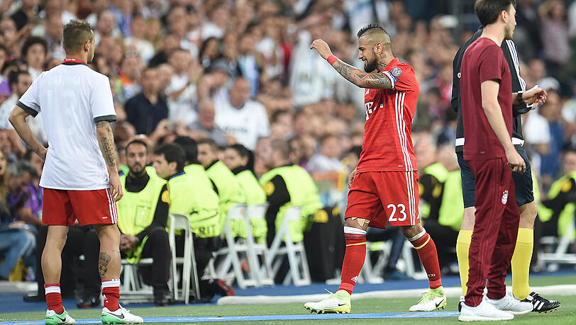 Schon in der fünften Minute kassierte Arturo Vidal die erste Gelbe Karte. Viel zu früh für einen defensiven Mittelfeldspieler. In der 84. Minute fliegt der Chilene im Champions-League-Viertelfinalspiel bei Real Madrid (2:4) vom Platz. Schon in der fünften Minute kassierte Arturo Vidal die erste Gelbe Karte. Viel zu früh für einen defensiven Mittelfeldspieler. In der 84. Minute fliegt der Chilene im Champions-League-Viertelfinalspiel bei Real Madrid (2:4) vom Platz.