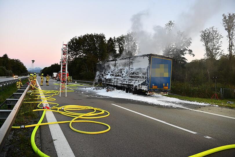 Der Anlieger des Lkw brannte vollständig aus - Bilder vom Löscheinsatz.
