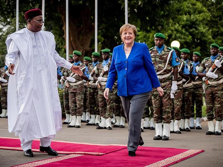 Bundeskanzlerin Angela Merkel wird am Präsidentenpalast vom nigrischen Präsidenten Mahamadou Issoufou mit militärischen Ehren begrüsst. Niger ist die letzte Station der dreitägigen Westafrikareise der Kanzlerin.