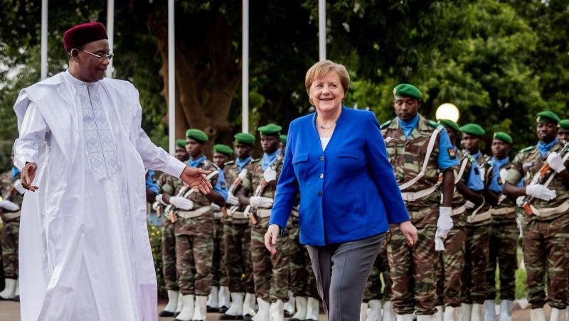 Bundeskanzlerin Angela Merkel wird am Präsidentenpalast vom nigrischen Präsidenten Mahamadou Issoufou mit militärischen Ehren begrüsst. Niger ist die letzte Station der dreitägigen Westafrikareise der Kanzlerin. Bundeskanzlerin Angela Merkel wird am Präsidentenpalast vom nigrischen Präsidenten Mahamadou Issoufou mit militärischen Ehren begrüsst. Niger ist die letzte Station der dreitägigen Westafrikareise der Kanzlerin.