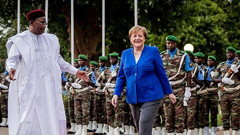 Bundeskanzlerin Angela Merkel wird am Präsidentenpalast vom nigrischen Präsidenten Mahamadou Issoufou mit militärischen Ehren begrüsst. Niger ist die letzte Station der dreitägigen Westafrikareise der Kanzlerin.