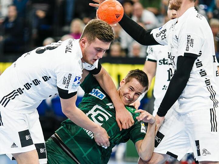 Berlins Bjarki Mar Elisson (M) scheitert an der Abwehr von Kiels Nikola Bilyk (l).