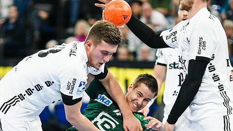 Berlins Bjarki Mar Elisson (M) scheitert an der Abwehr von Kiels Nikola Bilyk (l).