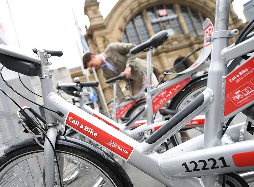 Ein Mann stellt am Frankfurter Hauptbahnhof ein "Call a Bike"-Leihfahrrad ab.