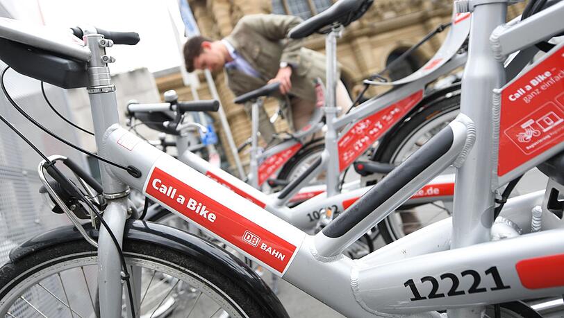 Ein Mann stellt am Frankfurter Hauptbahnhof ein "Call a Bike"-Leihfahrrad ab.