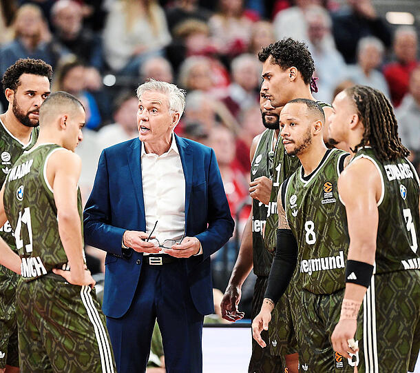 Die weltmeisterlichen Worte kommen an: Unter Trainer Gordon Herbert (M.) ist der FCBB in der Euroleague auf Erfolgskurs.