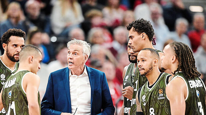 Die weltmeisterlichen Worte kommen an: Unter Trainer Gordon Herbert (M.) ist der FCBB in der Euroleague auf Erfolgskurs.
